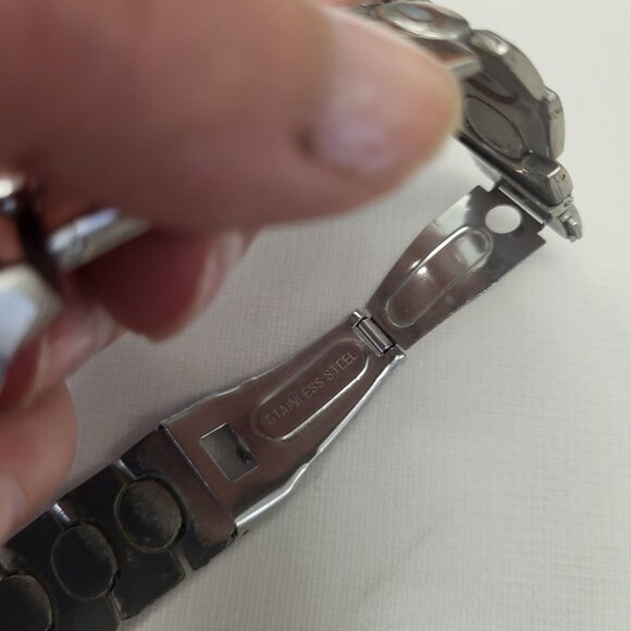 Gucci Silver Watch with Roman Numerals - Picture 6 of 8